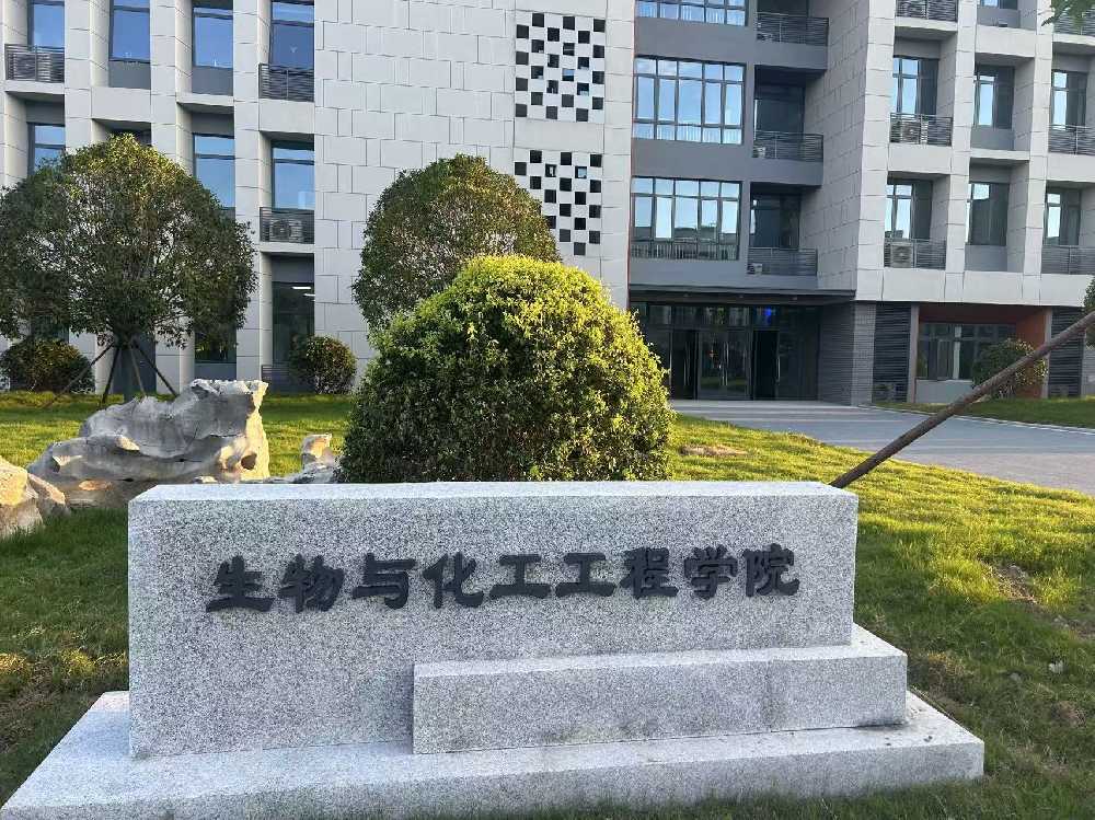 遂平县扬州职业大学体育场高杆灯项目